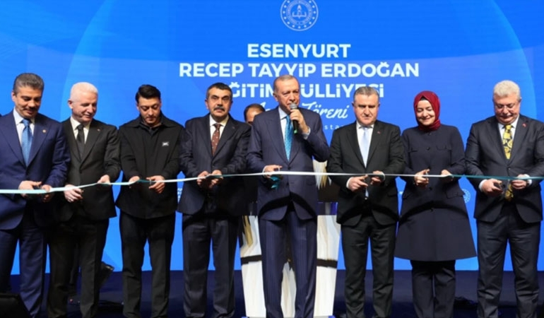 Erdoğan’dan Mesut Özil’e: Oğlum sen de çok utangaçsın