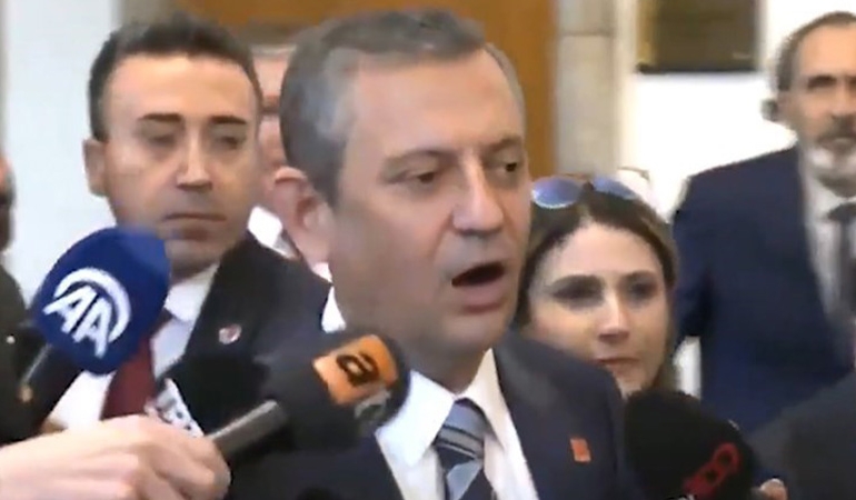 Özgür Özel’den ATV muhabirinin ‘Mansur Yavaş’ sorusuna sloganlı yanıt