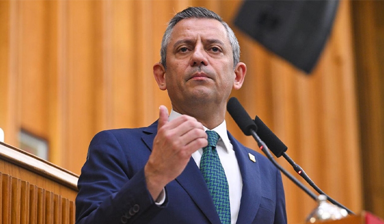 Özgür Özel: ‘Allah Akın Gürlek’ten gani gani razı olsun… Erdoğan da suçüstü yakalandı’