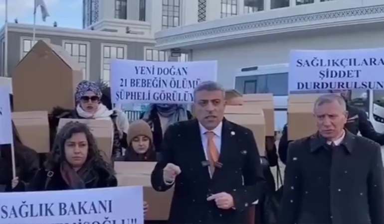 Sağlık Bakanlığı önünde tabutlu eylem… Öztürk Yılmaz, Kemal Memişoğlu’nu istifaya çağırdı