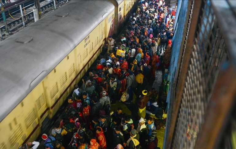 Hindistan’da tren istasyonunda izdiham: 18 ölü