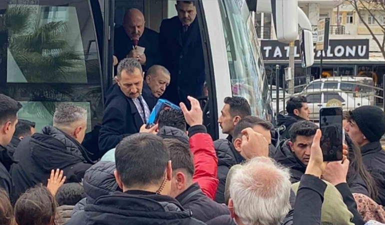 Erdoğan depremzedelere oyuncak TOGG dağıttı