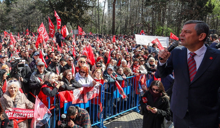 Özgür Özel’den bir ‘sokak’ çağrısı daha: ‘Kanuna aykırı bariyer varsa polise zarar vermeden yıkın geçin’