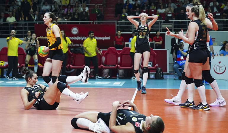 Vakıfbank Fenerbahçe’yi geçti, Avrupa’da yarı finale yükseldi!