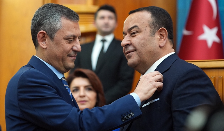 Erdoğan’a oy verdiğini açıklamıştı… Özgür Özel, Adnan Beker’e CHP rozeti taktı