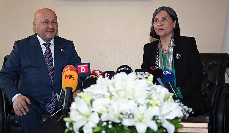 10 yıl sonra DEM’le bayramlaşan AKP’den Öcalan’a övgü: ‘Büyük bir sorumluluk aldı’