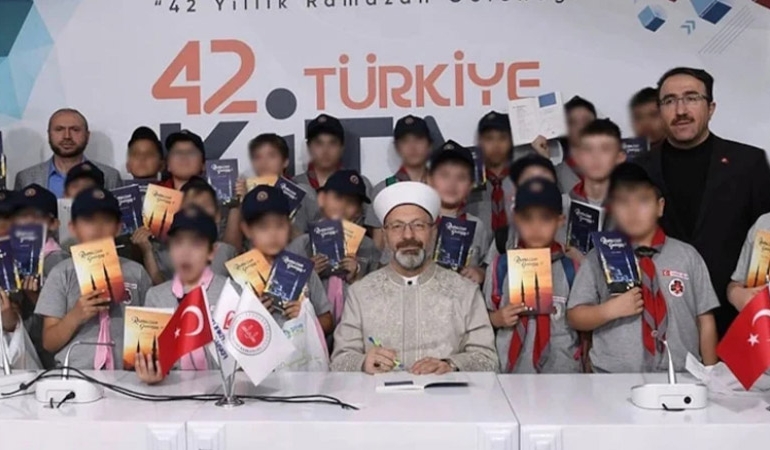 İstismar skandalı sonrası görevden alınmıştı… Ali Erbaş’la kitap imzaladı