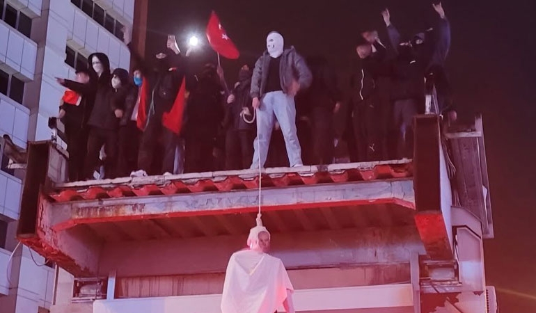 Ankara’daki protestolarda Öcalan’ın maketini sallandırdılar