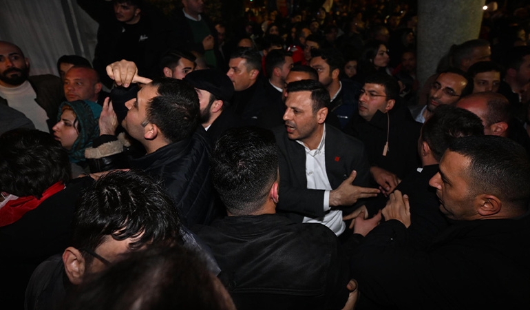 Saraçhane’de toplanan vatandaşlar ile CHP’li Özgür Çelik arasında tartışma
