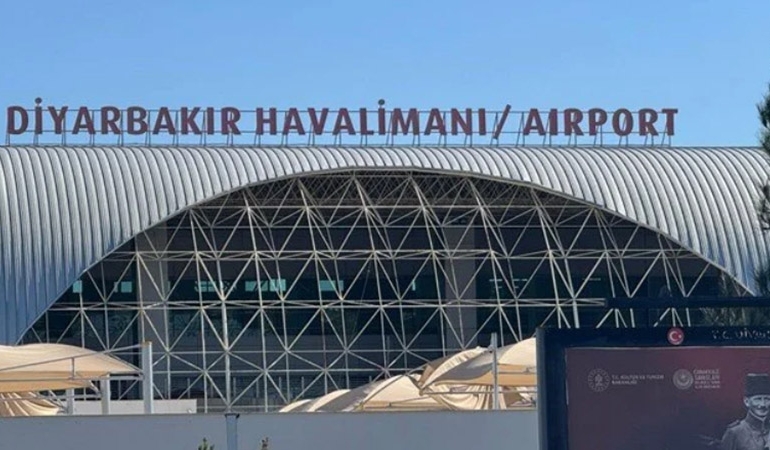 2 aylık bebek fenalaştı, uçak acil iniş yaptı