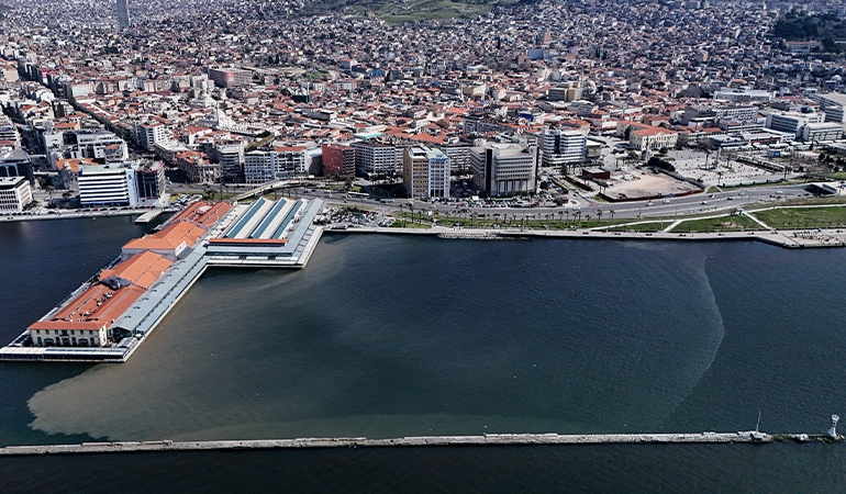 Atık suyun deşarj edildiği İzmir Körfezi’nde suyun rengi değişti: İZSU’ya 3,3 milyon lira ceza…