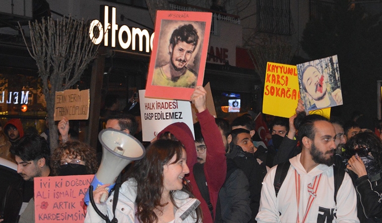 İzmir’de öğrencilerden AKP il binasına yürüyüş