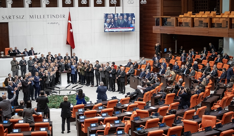CHP’li vekillerden ‘İmamoğlu’ protestosu… TBMM Genel Kurulu kapandı