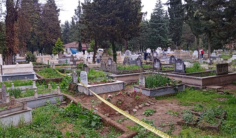 Mezarlıkta silahlı kavga: Yaralılar var