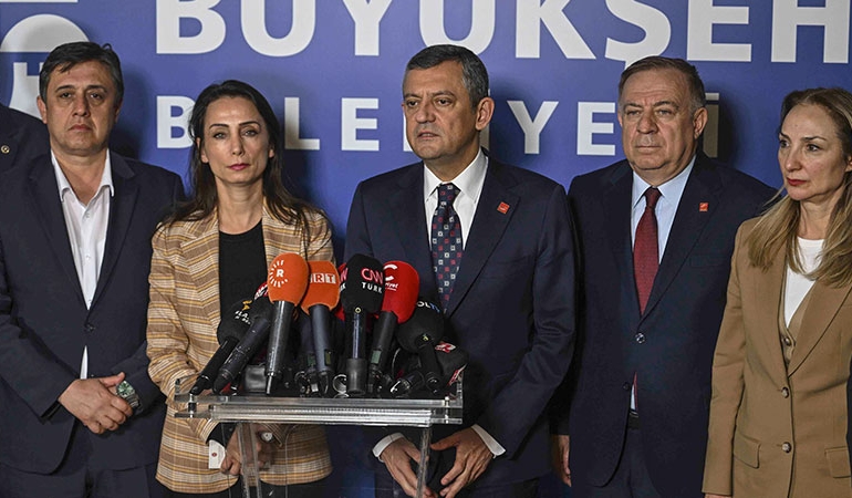 ‘İmamoğlu gözaltındayken DEM’liler halay çekiyor’ ifadelerine Özgür Özel’den yanıt