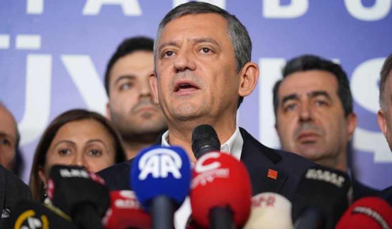 Özgür Özel ‘merkez medya’ya seslendi: Ya tarafsız olun ya bundan sonra karşı tarafınızdayız