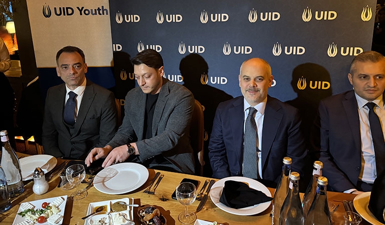 AKP’ye katılan Mesut Özil Almanya’da sahaya indi: ‘Cumhurbaşkanı Erdoğan’ın selamını getirdim’