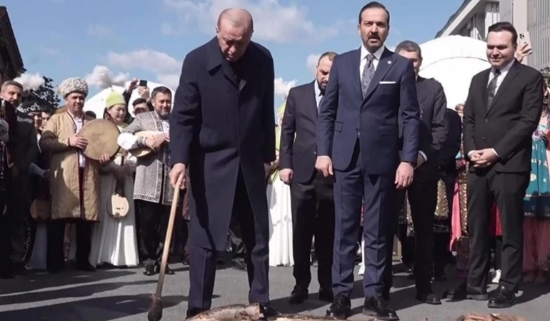 Erdoğan, nevruz ateşini yakıp üzerinden atladı