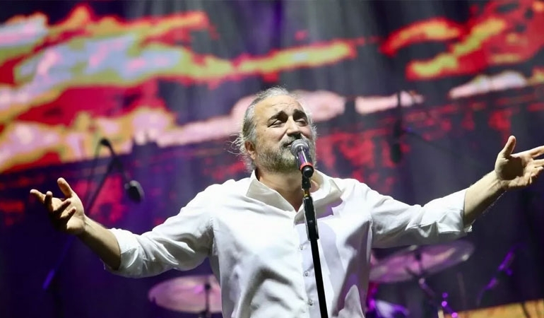 Konser sırasında fenalaşan Volkan Konak hayatını kaybetti