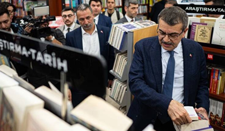 Bakan Tekin’den CHP’nin boykot listesindeki D&R’a destek