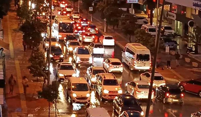 Ulaşımda hedefi tutturamayan belediye depremzedeleri sorumlu tuttu!