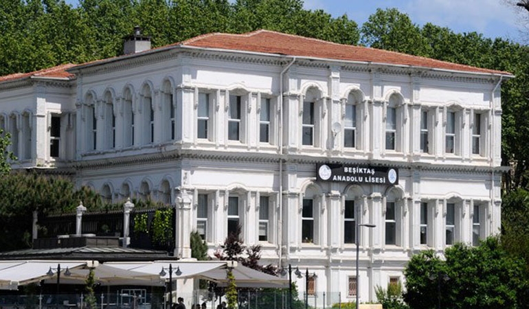 Müdür yardımcısından eylem yapan öğrenciye: Bu okul sana acıdığı için buradasın