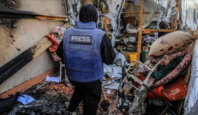 İsrail basın çadırını vurdu: Gazeteci Fakavi yanarak can verdi!