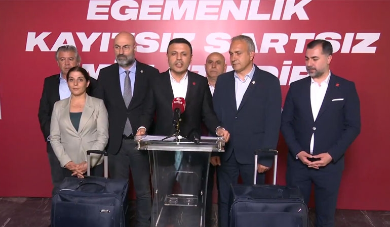 Özgür Çelik ‘Ekrem İmamoğlu’nun bavulu’nu açtı