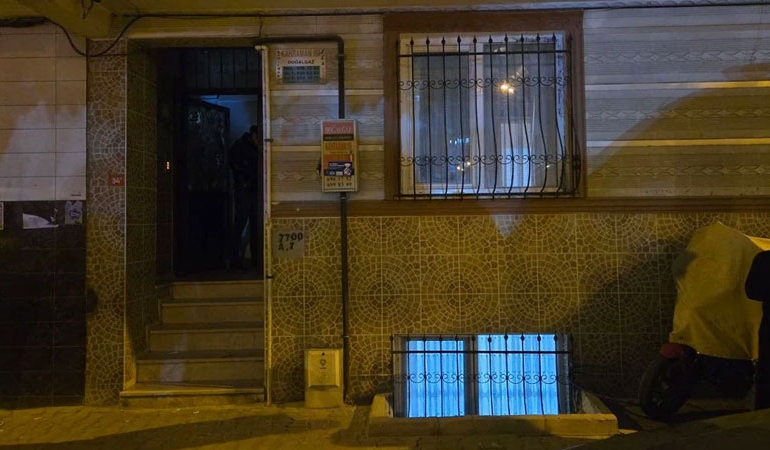 17 yaşındaki genç kız arkadaşını yaralayıp annesini öldürdü