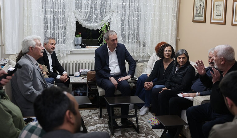 DEM Parti ev ev gezip Türkçe ve Kürtçe bildiri dağıtıyor