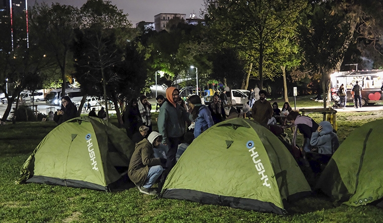 İstanbul şiddetli sallandı, fırsatçılar çoğaldı! Deprem çantası ve çadırlarına zam…
