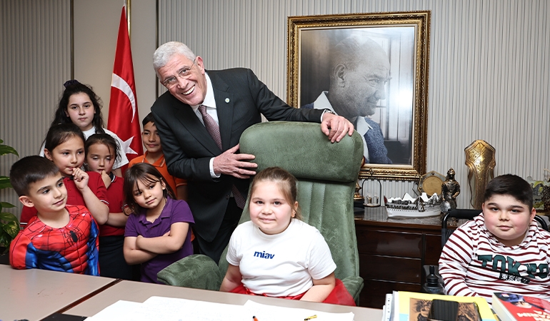 Müsavat Dervişoğlu, koltuğunu çocuklara bıraktı