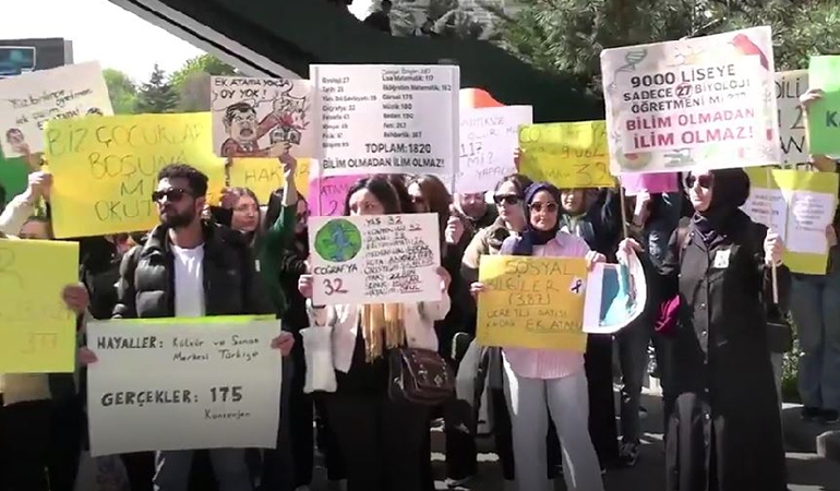Atanmayan öğretmenlerden MEB önünde eylem… Erdoğan’a ‘mülakat’ vaadi hatırlatıldı!