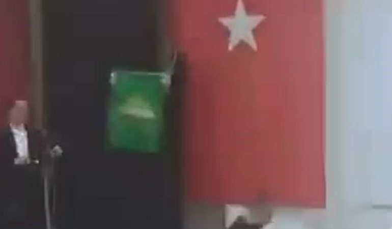 Lise etkinliğinde Hüda Par bayrağı açıldı!