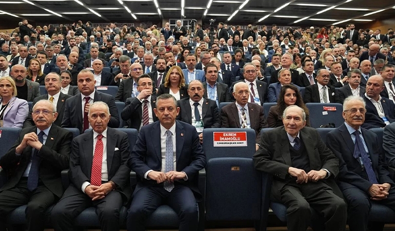 CHP’de ‘tek adaylı’ kurultay: Özgür Özel yeniden genel başkan!