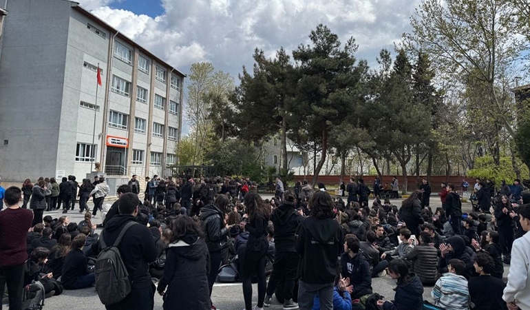 Liseliler ayağa kalkmıştı… İstanbul Valiliği’nden ‘öğretmen atamaları’ açıklaması