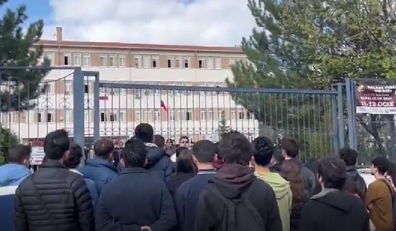 Öğrencilerden yasakçı müdüre Gençliğe Hitabe dersi