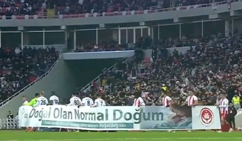 Sivasspor’un ‘normal doğum’ pankartı tepki çekti: Sağlık Bakanı’ndan yanıt…
