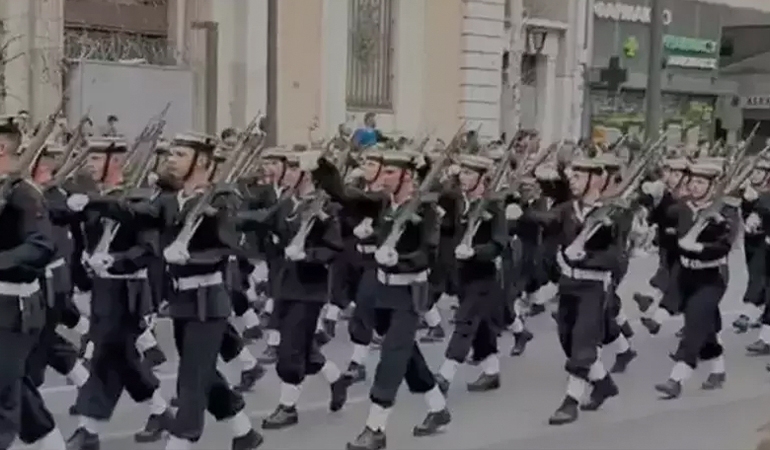 Türk düşmanı slogan atan Yunan askerlere ceza