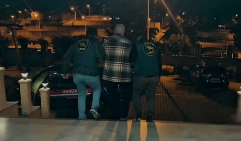 Biri kırmızı, diğeri yeşil bültenle aranan iki kişi yakalandı