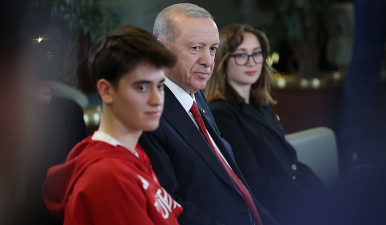 Erdoğan’dan 19 Mayıs buluşmasında ‘açılım’ mesajı: Halaylar çekilmeye başlandı