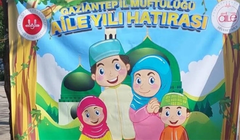 Gaziantep’te tartışma yaratan afiş: Kız çocuğuna başörtü, erkek çocuğuna takke!