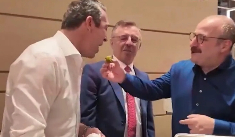 Ali Koç, AKP’li Varank’ın elinden baklava yedi