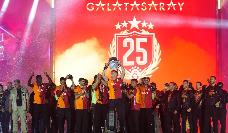 Galatasaray kupasına kavuştu… Yüz binler Yenikapı’ya akın etti!