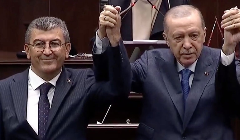 CHP listesinden seçilmişti! Gelecek Partisi’nden istifa eden Hasan Ekici AKP’ye katıldı… Rozetini Erdoğan taktı
