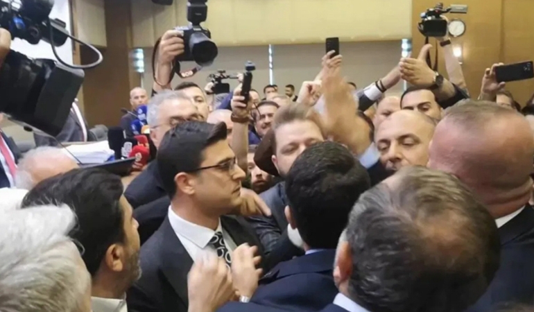 Bursa Belediye Meclisi’nde ortalık karıştı: AKP’li üye, başkanın üzerine yürüdü… Küfürler savurdu