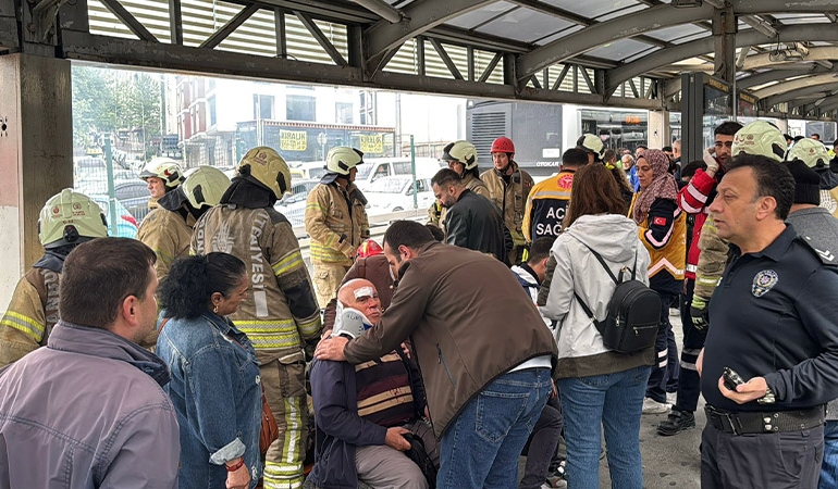 Beylikdüzü’nde iki metrobüs çarpıştı: Ölü ve yaralılar var