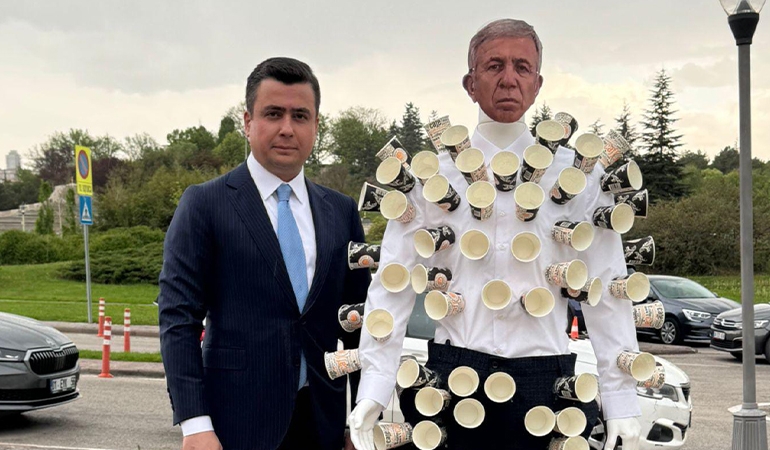 Osman Gökçek, Mansur Yavaş’ın cansız mankeniyle Meclis’e geldi