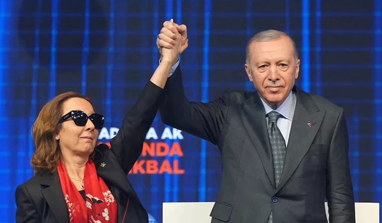CHP Meclis’e sokmuş, Erdoğan rozetini takmıştı… AKP’li vekil Anayasa’daki vatandaşlık tanımından ‘Türk’ün çıkarılmasını önerdi!