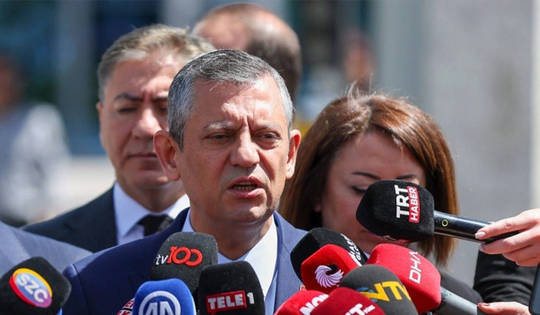 Özgür Özel’den Yeni Şafak’ın ‘Mehmet Şimşek’ manşeti hakkında yorum: ‘Damadı işaret ediyorlar’